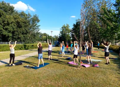 Plenerowe zajęcia jogi w Parku Jordanowskim