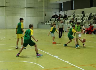Zacięta Walka na Parkiecie – Międzyszkolny Turniej w Koszykówkę