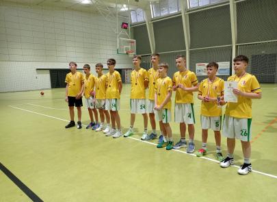 Zacięta Walka na Parkiecie – Międzyszkolny Turniej w Koszykówkę