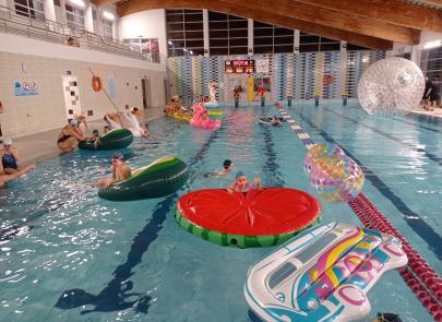 Karnawałowa magia na basenie – dziękujemy za wspólną zabawę!