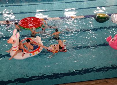 Karnawałowa magia na basenie – dziękujemy za wspólną zabawę!