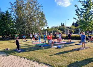 Plenerowe zajęcia jogi w Parku Jordanowskim