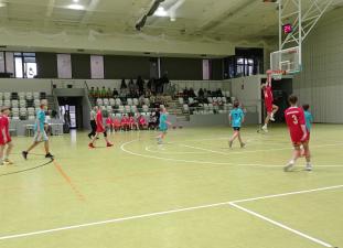 Zacięta Walka na Parkiecie – Międzyszkolny Turniej w Koszykówkę