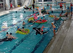 Karnawałowa magia na basenie – dziękujemy za wspólną zabawę!