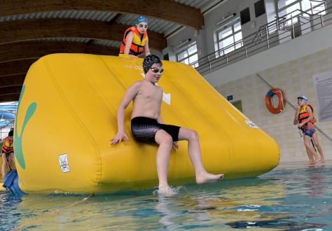 Wodny tor przeszkód na pływalni CSR